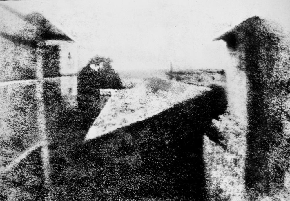 Первая фотография в мире 1826. Жозеф Ньепс первая фотография. Жозеф Ньепс вид из окна в Ле гра. Жозеф Ньепс вид из окна.